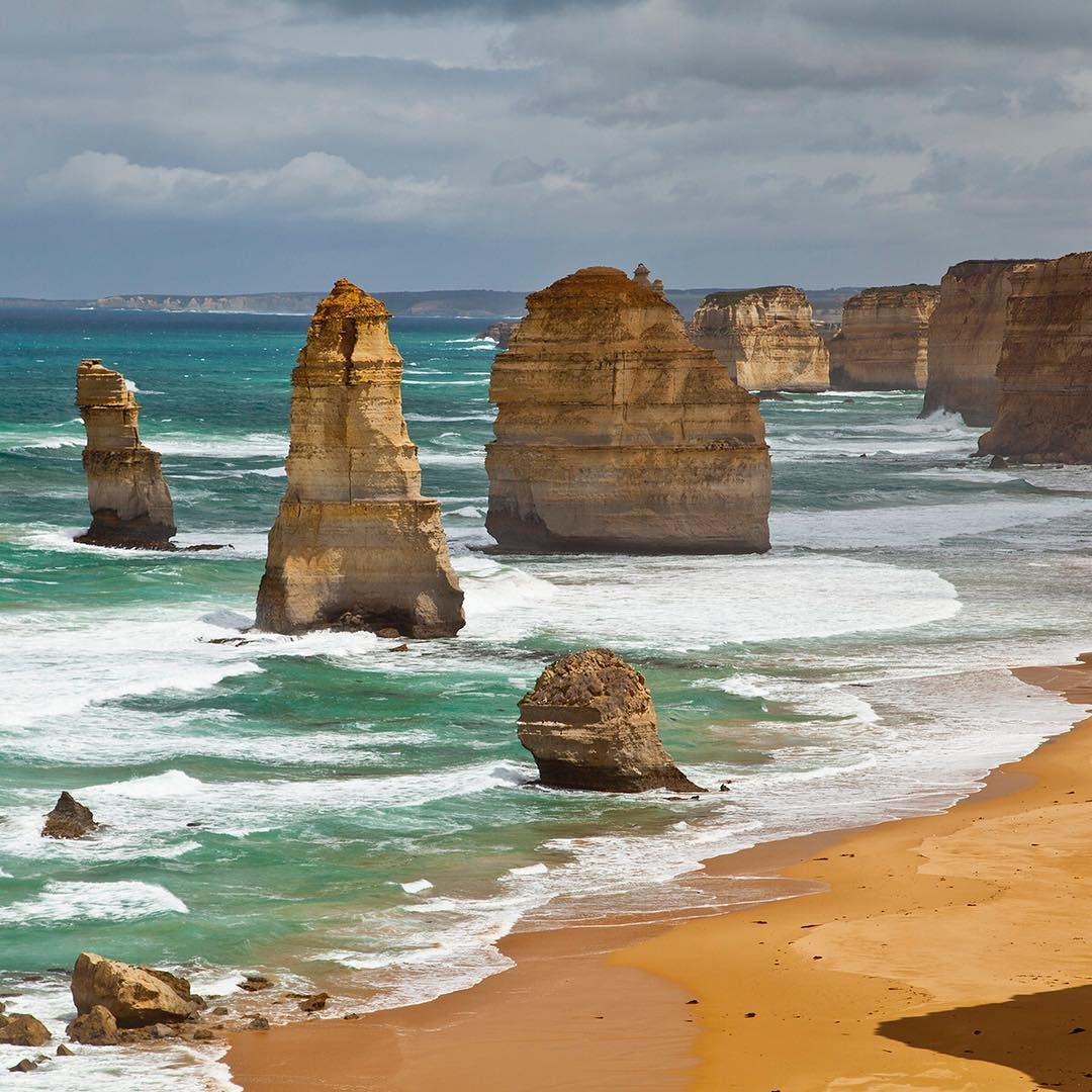 9 australia. 12 Апостолов Австралия. Достопримечательности Австралии. 12 Апостолов Австралия на закате. Дорога в Австралии.